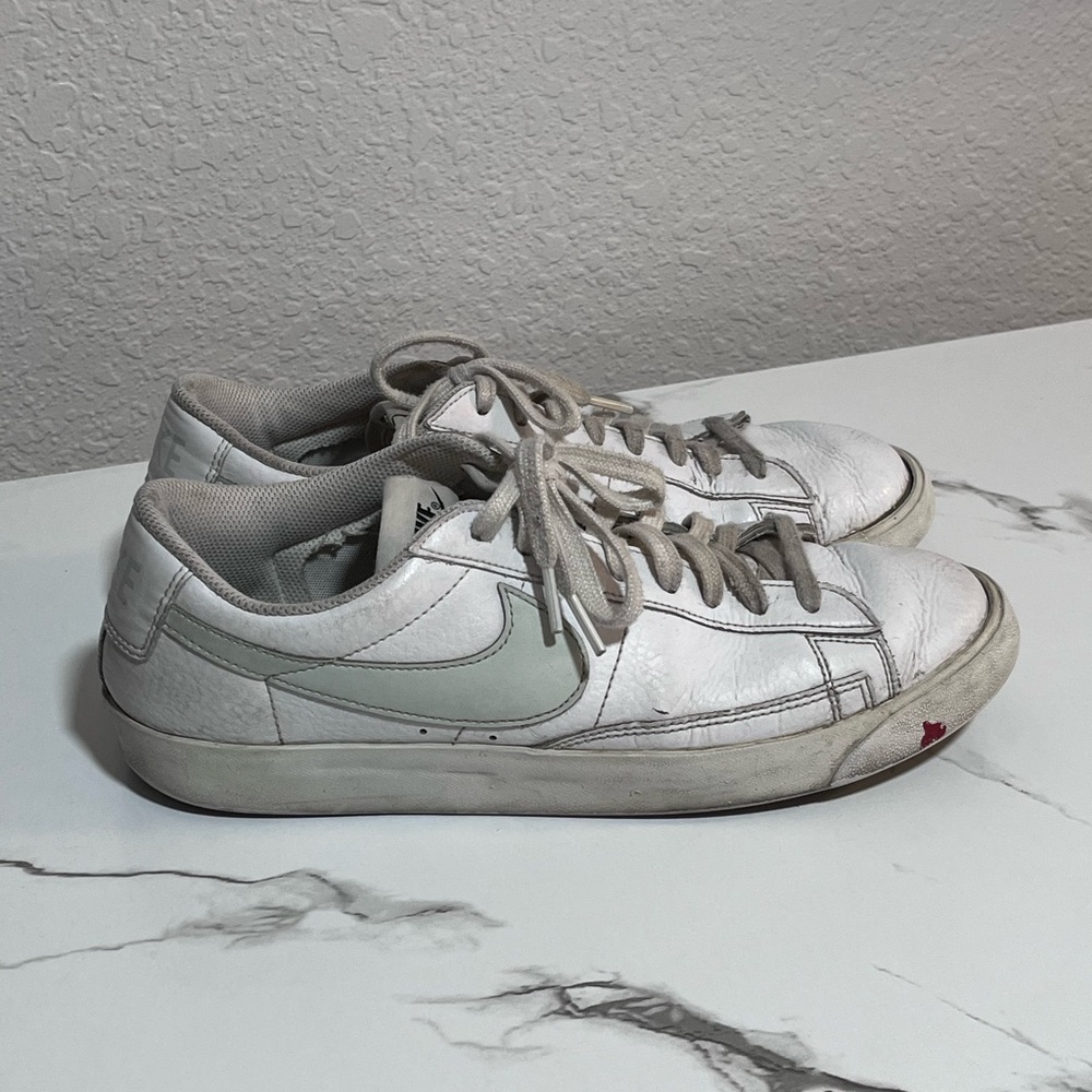 Men’s low top Nike sneakers